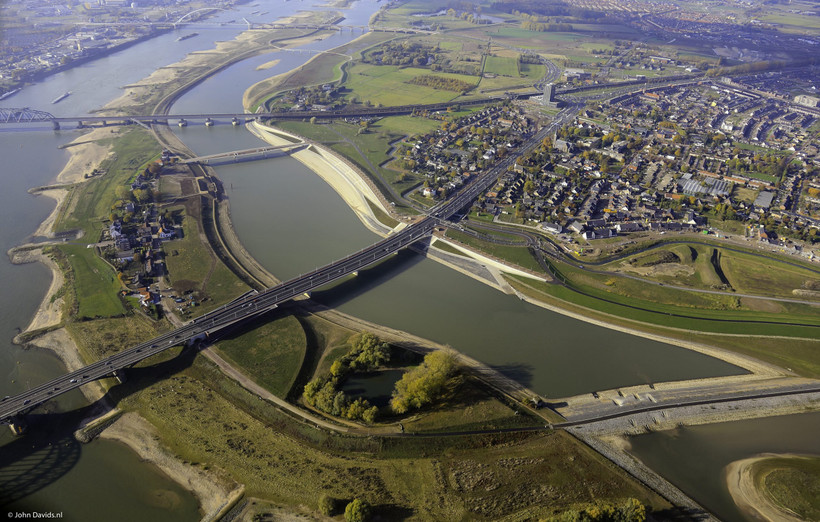 Hà Lan di dời nhiều con đê và tận dụng khu vực sụt lún như vùng đệm cho các con sông. 