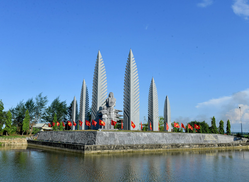 Tượng đài Khát vọng thống nhất ở Bờ Bắc Khu Di tích Quốc gia đặc biệt Đôi bờ Hiền Lương - Bến Hải. Ảnh: Khoa Đăng