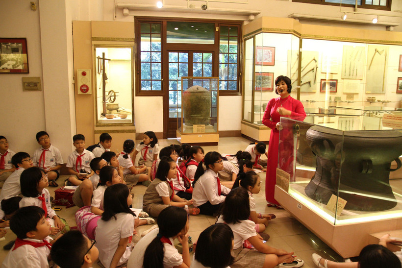 Học sinh tham gia buổi ngoại khóa tại Bảo tàng Lịch sử. Ảnh: KHIẾU MINH