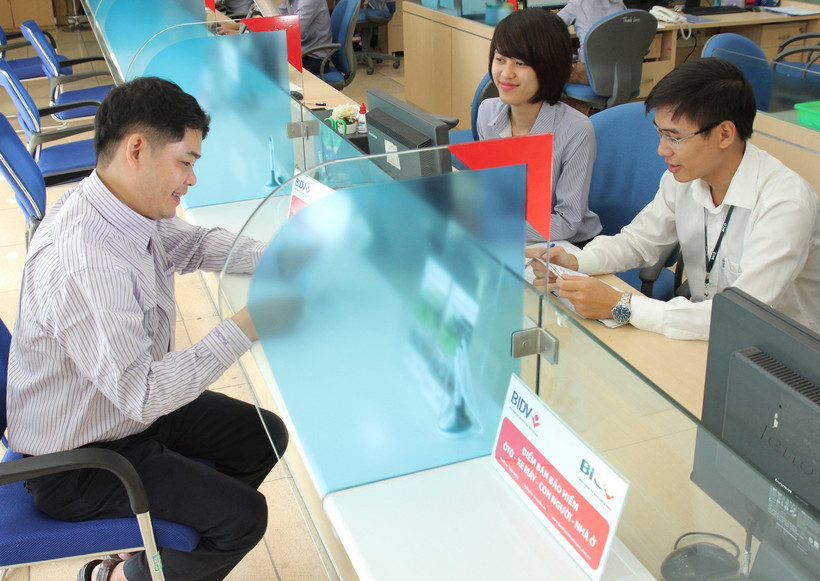 Tư vấn cho khách hàng về các gói bảo hiểm qua kênh ngân hàng. Ảnh: Minh Dũng 