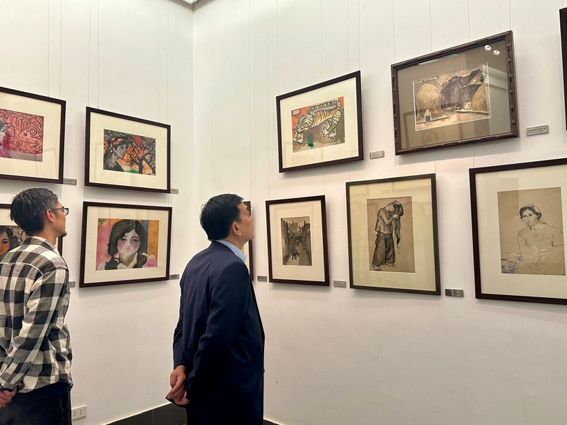 Những giây phút lắng đọng của khán giả trước nhiều bức ký họa của cố họa sĩ Ngọc Thọ. Nguồn: VNFAM