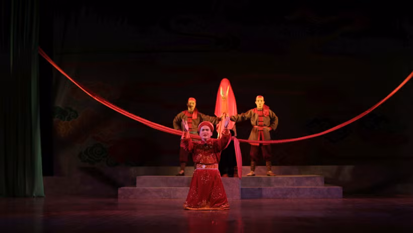 Cảnh trong vở Lưu Bình trả nghĩa của Nhà hát Chèo Việt Nam. Ảnh: HOÀNG SONG HÀO