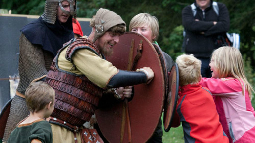 Các em bé Đan Mạch trong lễ hội Viking Moesgaard.