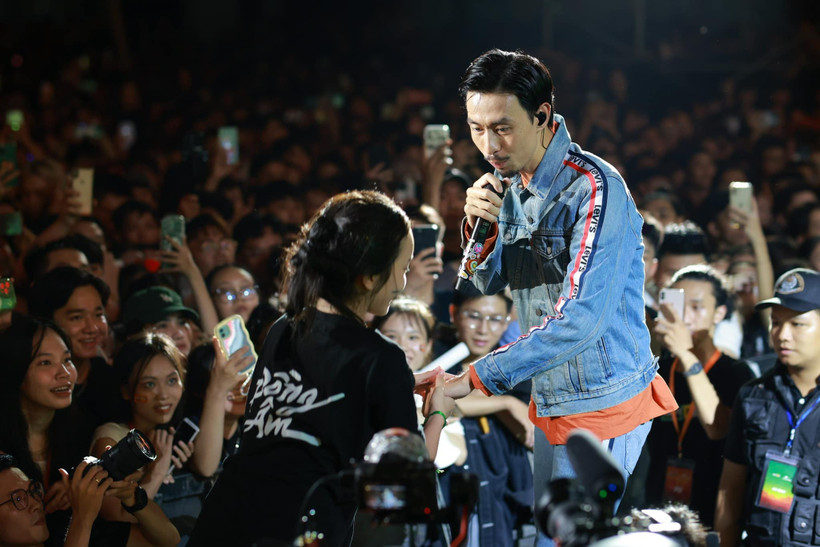 Ca sĩ Đen Vâu trong một chương trình biểu diễn tại thành phố Đà Nẵng. Nguồn: BTC Happy Bee 13