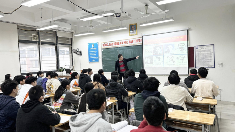 Mỗi tiết học, thầy Nghĩa đều cố gắng đa dạng hóa các học liệu trực quan cho học sinh. Ảnh: NVCC