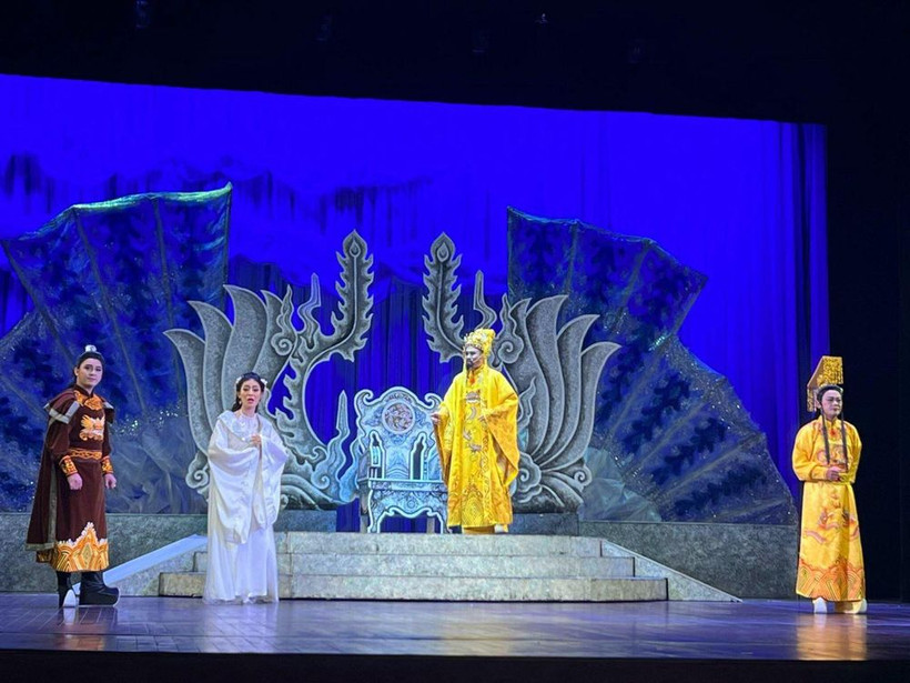 Cảnh trong vở "Vì nghĩa nước non".