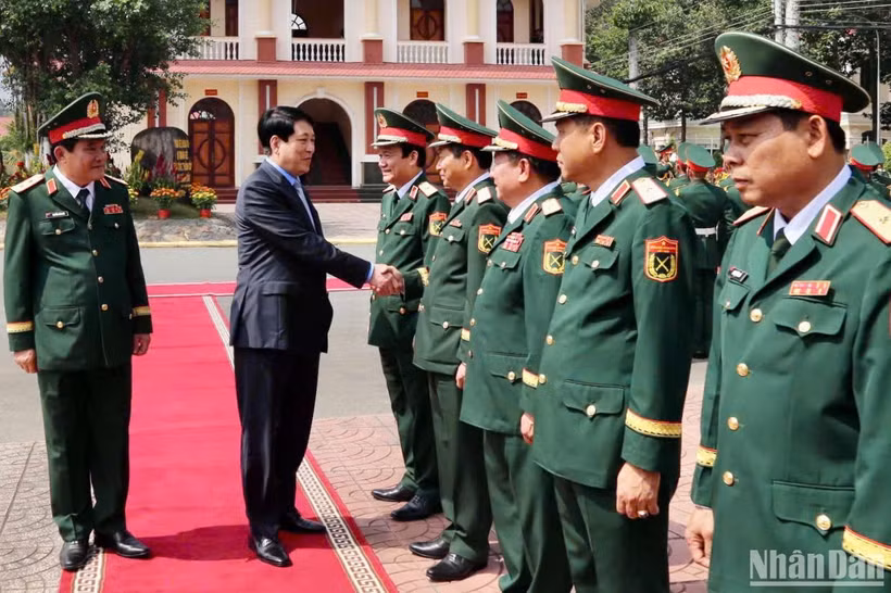 Chủ tịch nước thăm chúc Tết cán bộ, chiến sĩ Quân khu 9.