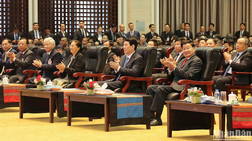 Chủ tịch nước Lương Cường và Tổng Bí thư, Chủ tịch nước Lào Thongloun Sisoulith dự buổi giao lưu.