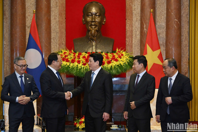 Chủ tịch nước Lương Cường tiếp Thủ tướng Lào Sonexay Siphandone.