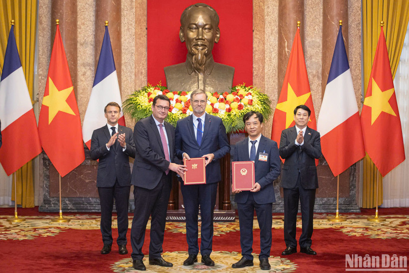 Trao văn kiện hợp tác giữa Viện Hàn lâm Khoa học và Công nghệ Việt Nam và Airbus Defense and Space cùng Trung tâm Nghiên cứu Vũ trụ quốc gia Pháp tại Phủ Chủ tịch.
