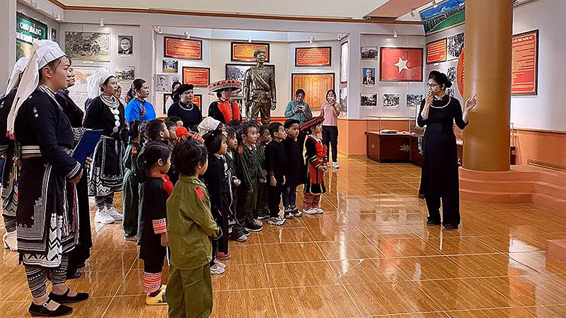 Các em học sinh tham quan, tìm hiểu Khu di tích quốc gia đặc biệt rừng Trần Hưng Đạo (huyện Nguyên Bình, tỉnh Cao Bằng). (Ảnh THỦY TIÊN)