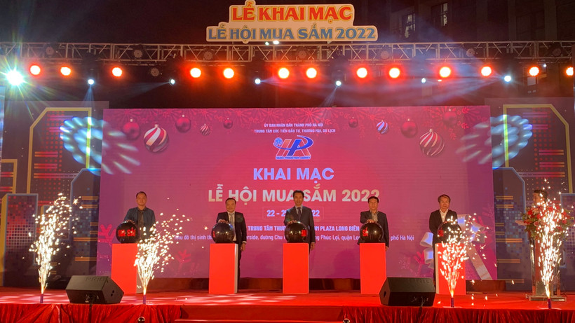Các đại biểu thực hiện nghi thức khai mạc Lễ hội mua sắm 2022.