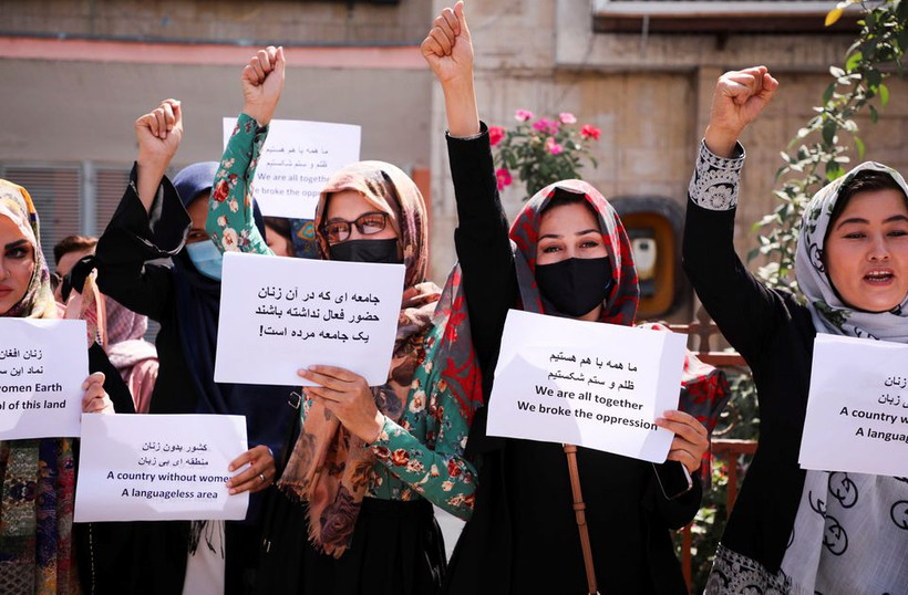 Những người bảo vệ quyền phụ nữ Afghanistan và các nhà hoạt động dân sự biểu tình kêu gọi Taliban bảo đảm giáo dục cho nữ giới trước Dinh Tổng thống ở Kabul, Afghanistan ngày 3/9/2021. Ảnh: REUTERS