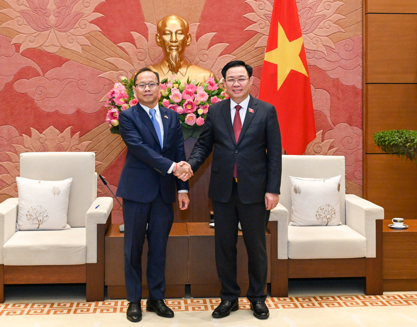 Chủ tịch Quốc hội Vương Đình Huệ tiếp Đại sứ Đặc mệnh toàn quyền Vương quốc Campuchia Chay Navuth. (Ảnh: Duy Linh)
