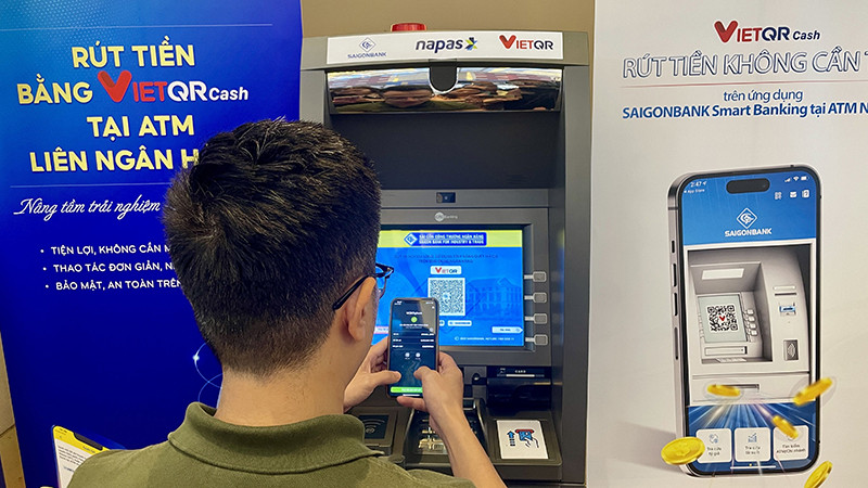 Nhằm gia tăng tiện ích, nhiều ngân hàng ứng dụng công nghệ rút tiền tại ATM bằng mã QR thay thế thẻ vật lý.