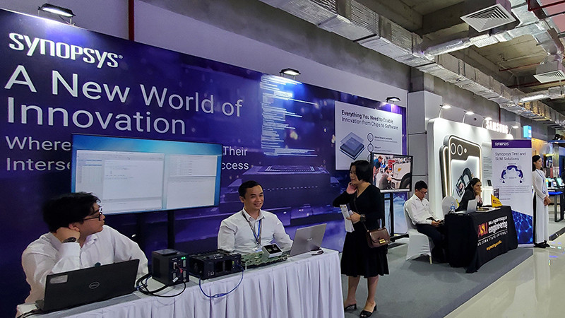 Tháng 10/2023, Trung tâm Đổi mới sáng tạo quốc gia Việt Nam và Synopsys (Mỹ) ký thỏa thuận hợp tác phát triển nguồn nhân lực tài năng thiết kế vi mạch. Trong ảnh: Synopsys tham gia Triển lãm quốc tế Đổi mới sáng tạo Việt Nam 2023.