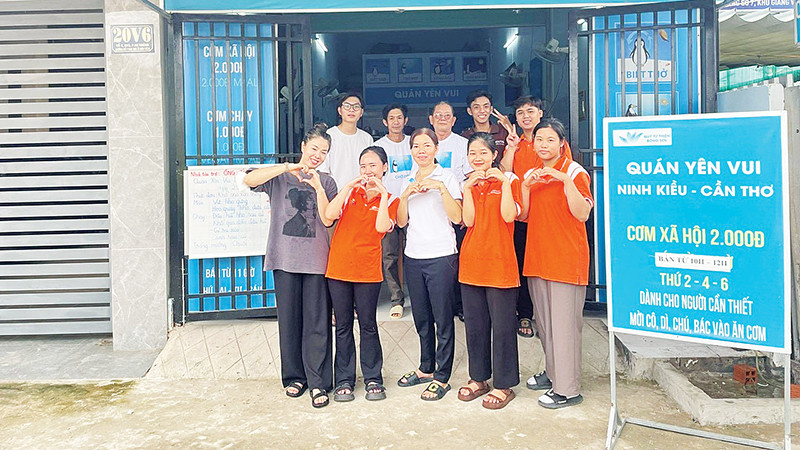 Các thành viên trẻ tình nguyện của quán. 