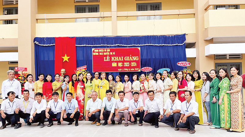 Ban Giám hiệu và các thầy, cô giáo Trường trung học cơ sở Nguyễn Thị Bé.