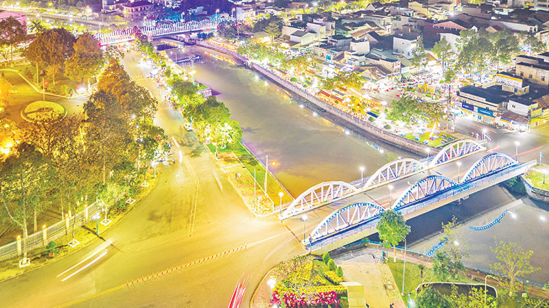 Một góc chợ hoa xuân thành phố Tây Ninh nhìn từ trên cao.