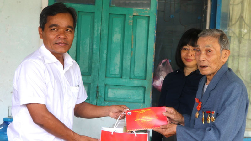 Thăm, tặng quà những người trực tiếp tham gia và các gia đình có người tham gia trận đánh Đak Pơ.