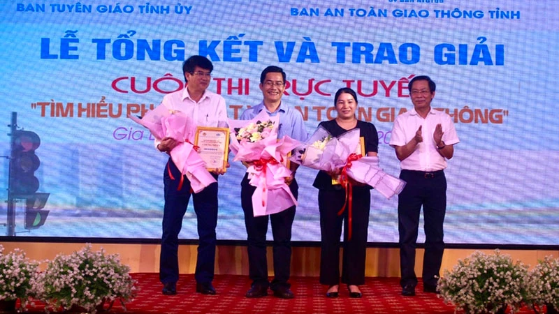 Phó Trưởng ban Thường trực Ban Tuyên giáo Tỉnh ủy Đỗ Tiến Đông (bìa phải) trao giải cho các tập thể đạt giải cuộc thi trực tuyến "Tìm hiểu pháp luật về an toàn giao thông".