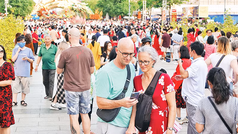 Du khách nước ngoài đến Thành phố Hồ Chí Minh trong dịp Tết Nguyên đán Giáp Thìn 2024.
