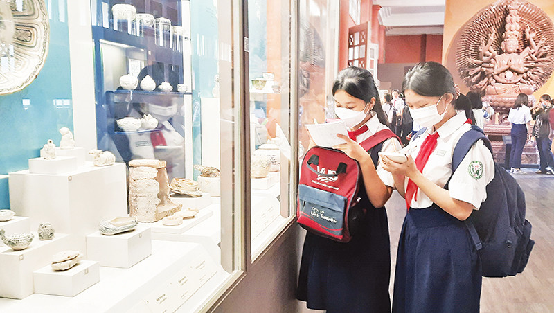 Học sinh tham quan Bảo tàng Lịch sử Thành phố Hồ Chí Minh.