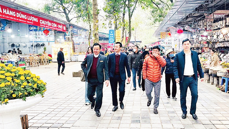 Đường vào chùa Thiên Trù (Khu danh thắng Hương Sơn, tức chùa Hương) phong quang, sạch đẹp, không bị hàng quán lấn chiếm.