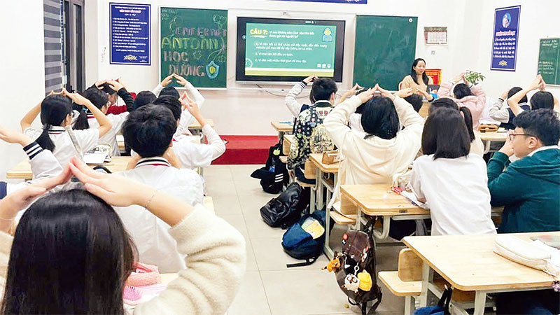 Học sinh Trường THCS Giảng Võ (Hà Nội) trong giờ học "Internet an toàn cho học đường".