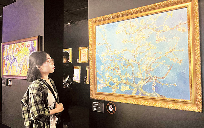 Du khách tham quan Triển lãm tương tác đa giác quan Van Gogh tại Thành phố Hồ Chí Minh.