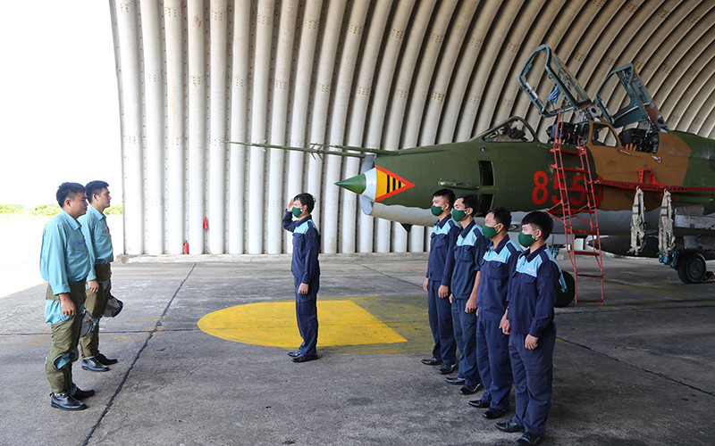 Lực lượng phi công, kỹ thuật Trung đoàn 921, Sư đoàn Không quân 371 trong Hội thao bắn, ném bom đạn thật năm 2021.