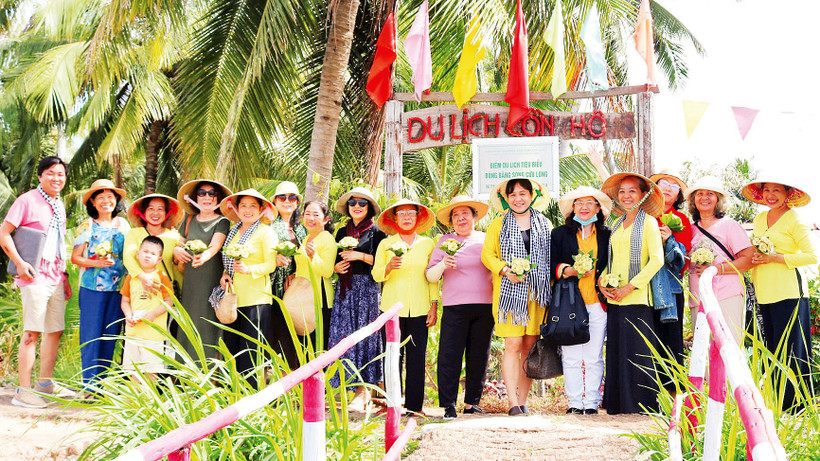 Khách đến tham quan, trải nghiệm tại Cồn Hô, xã Ðức Mỹ, huyện Càng Long, tỉnh Trà Vinh.