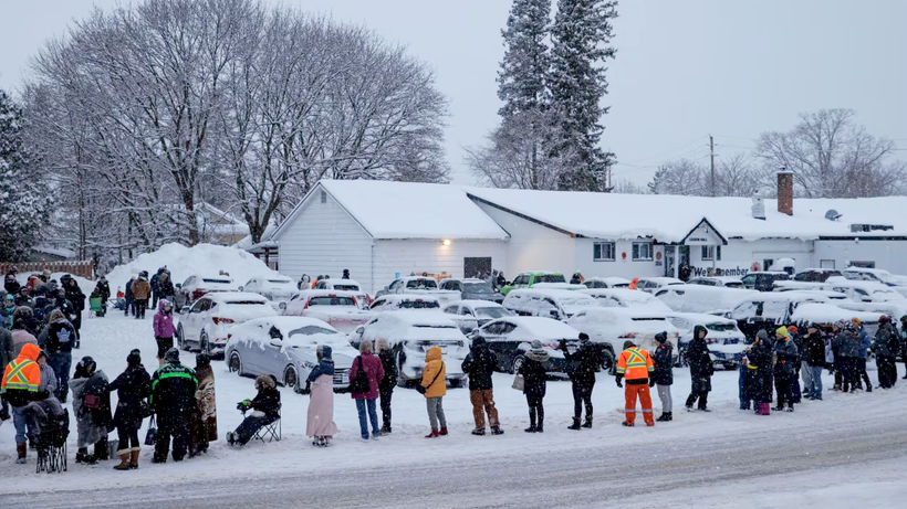 Người dân xếp hàng đăng ký bác sĩ gia đình tại thị trấn Walkerton, bang Ontario của Canada.