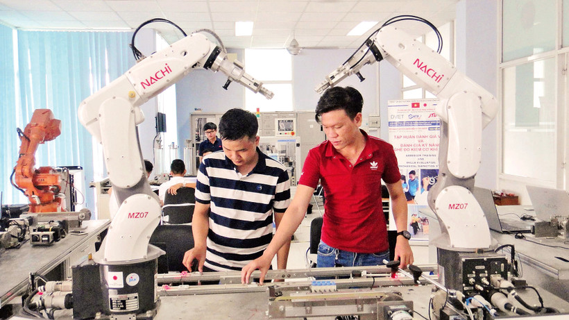 Ðào tạo nguồn nhân lực tự động hóa tại Trung tâm Ðào tạo Khu công nghệ cao Thành phố Hồ Chí Minh.