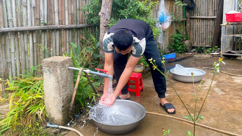 Gia đình anh Hoàng Văn Duy, thôn Nà Vài, xã Bằng Thành, huyện Pác Nặm đã có nước sạch để dùng. (Ảnh HƯƠNG LAN)