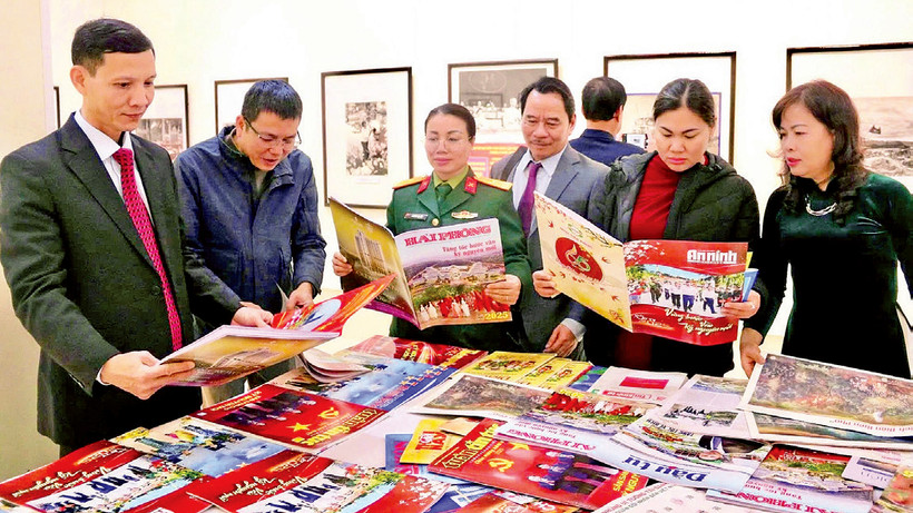 Các đại biểu và nhân dân xem triển lãm “Ðảng Cộng sản Việt Nam - 95 năm sáng mãi niềm tin”.