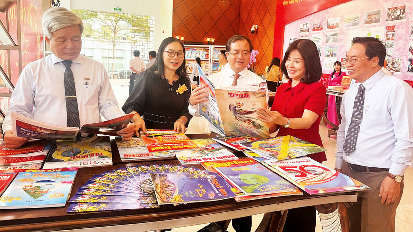 Lãnh đạo Ủy ban nhân dân tỉnh Tây Ninh và Ban Tuyên giáo Tỉnh ủy tham quan gian trưng bày báo Xuân Ất Tỵ 2025.