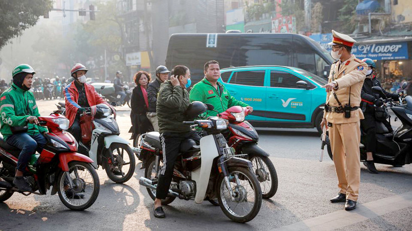 Lực lượng chức năng xử phạt các trường hợp vi phạm luật giao thông.