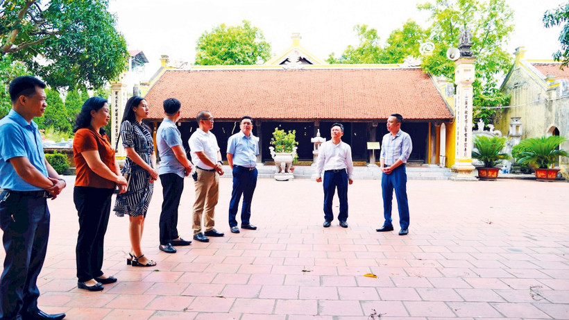 Khách du lịch nghe giới thiệu về danh nhân Tô Hiến Thành tại đền Văn Hiến (xã Hạ Mỗ, huyện Ðan Phượng).