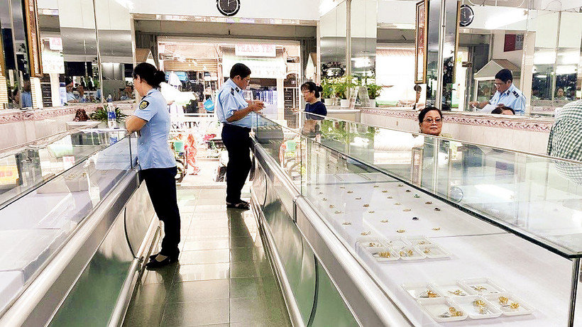 Lực lượng chức năng kiểm tra cửa hàng kinh doanh vàng trên địa bàn Thành phố Hồ Chí Minh.