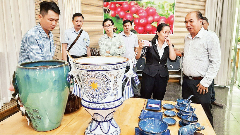 Các đại biểu tham quan các sản phẩm hàng thủ công mỹ nghệ được trưng bày tại Trường Chính sách công và Phát triển nông thôn, Quận 1, Thành phố Hồ Chí Minh.