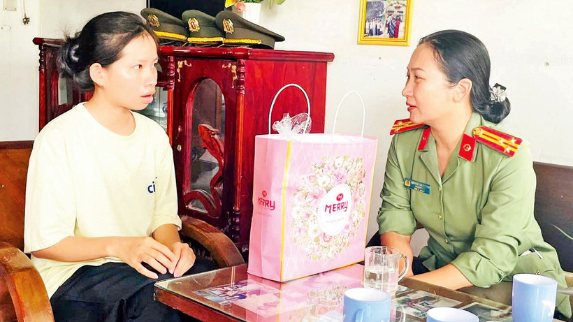 Các “mẹ đỡ đầu” của Công an tỉnh thăm con Nguyễn Ngọc Minh Thư.