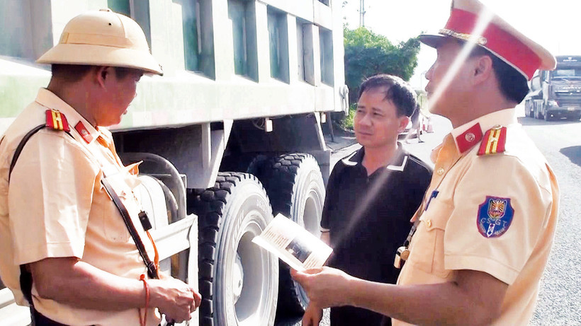 Lực lượng công an tỉnh Hà Nam tuần tra, kiểm soát các tuyến đường để bảo đảm an toàn giao thông. 
