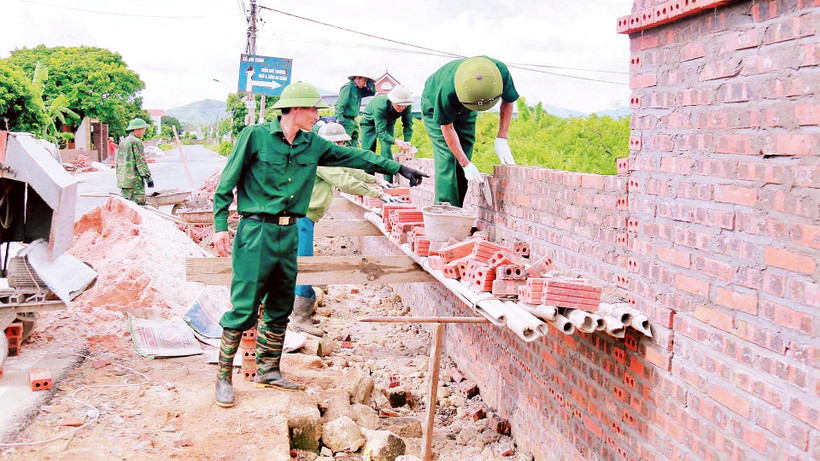 Hội Cựu chiến binh xã Việt Dân (Đông Triều) hỗ trợ xây tường bao cho một hộ gia đình có hoàn cảnh khó khăn trên địa bàn xã. 