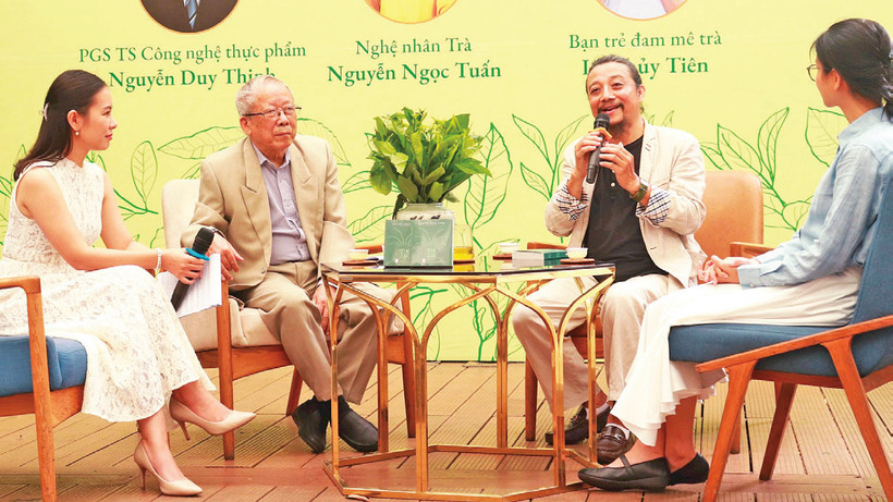 Nghệ nhân Nguyễn Ngọc Tuấn chia sẻ những câu chuyện thú vị tại tọa đàm “Hành trình tìm trà”.