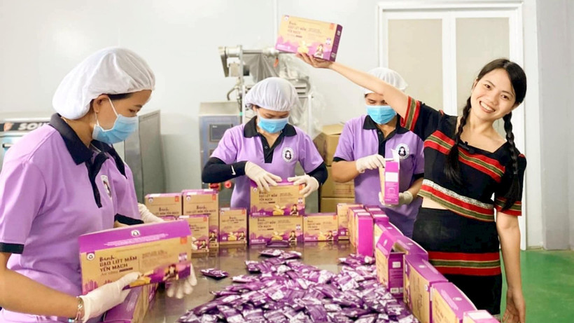 Chị Võ Thị Minh Nga đang điều hành xưởng sản xuất thực phẩm rộng 600m2 với 20 nữ công nhân. (Ảnh Nhân vật cung cấp)