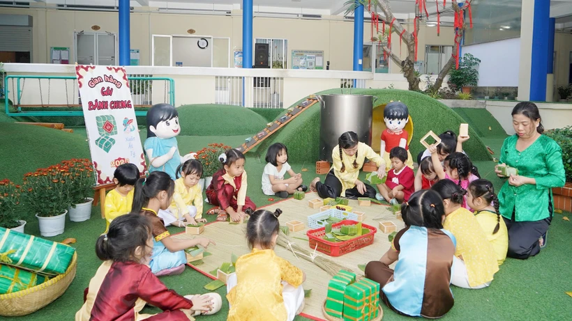 Cô và trò Trường mầm non 19/5 Thành phố (Thành phố Hồ Chí Minh) trải nghiệm không gian về ngày Tết cổ truyền. (Ảnh THẾ ANH)