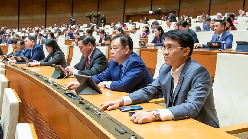 Các đại biểu Quốc hội biểu quyết thông qua Luật Ban hành văn bản quy phạm pháp luật (sửa đổi). (Ảnh Ðăng Anh)
