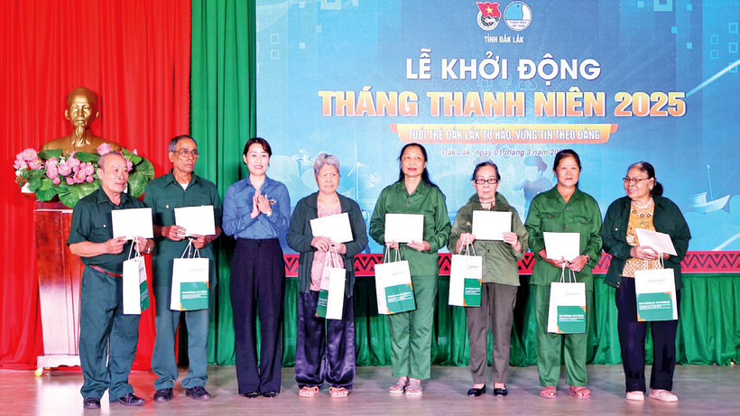Lãnh đạo Tỉnh đoàn Ðắk Lắk tặng quà tri ân các cựu thanh niên xung phong tại Lễ khởi động Tháng Thanh niên năm 2025.