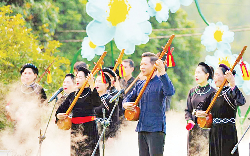 Tiết mục hát Then tại Lễ hội hoa sở tổ chức tại huyện Bình Liêu.